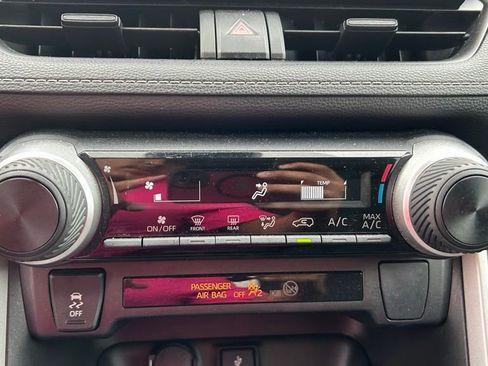 Used 2022 Toyota RAV4 LE image 19