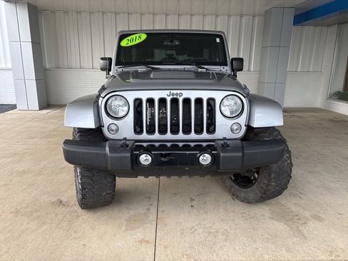 Used 2018 Jeep Wrangler Unlimited Sahara image 2