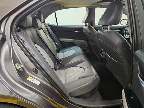 Used 2018 Toyota Camry XLE image 12