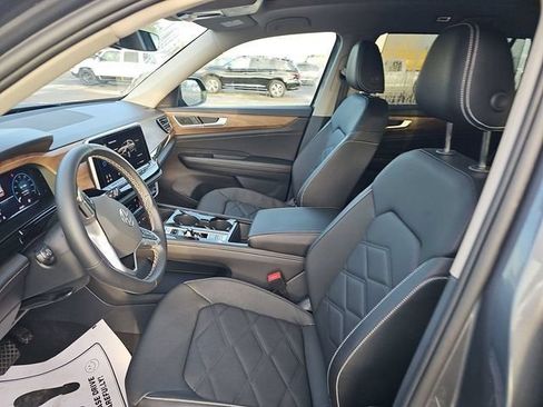 Used 2025 Volkswagen Atlas SE AWD/4WD image 6