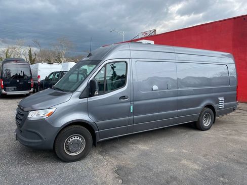Used 2022 Mercedes-Benz Sprinter 4500 image 1