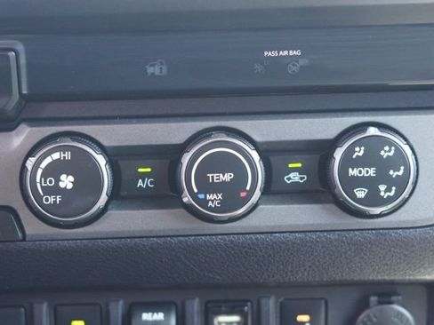 Used 2019 Toyota Tacoma TRD Sport w/ Technology Package AWD/4WD image 28