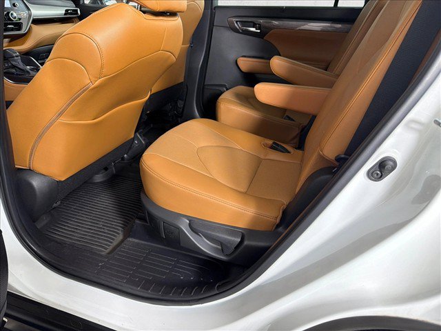Used 2024 Toyota Highlander Platinum FWD image 23