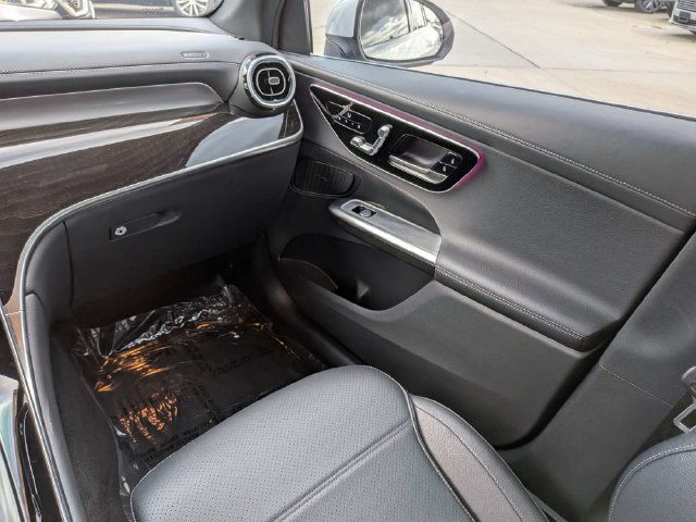 Used 2025 Mercedes-Benz GLC 300 4MATIC image 16