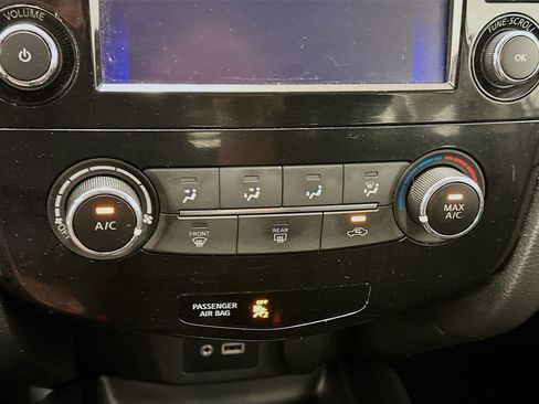 Used 2018 Nissan Rogue S AWD/4WD image 24