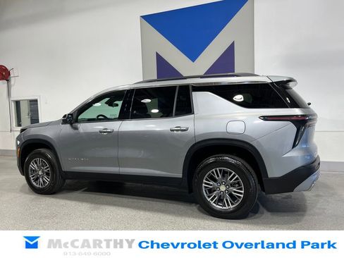 Used 2024 Chevrolet Traverse LT w/ Trailering Package FWD image 7
