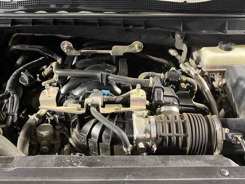 Used 2019 Nissan Titan SV w/ SV Convenience Package AWD/4WD image 13