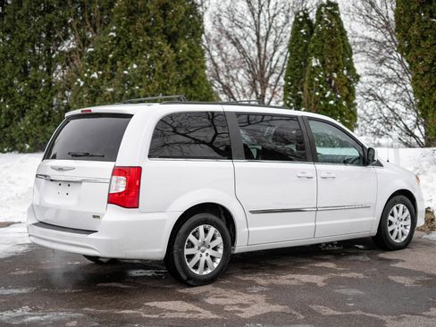 Used 2016 Chrysler Town & Country Touring image 5