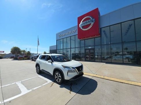 Used 2021 Nissan Rogue SV image 2