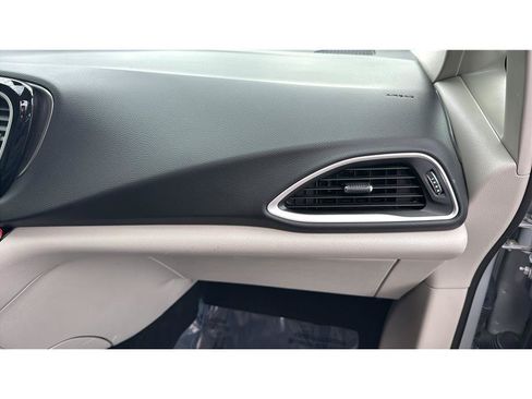 Used 2024 Chrysler Pacifica Touring-L FWD image 22