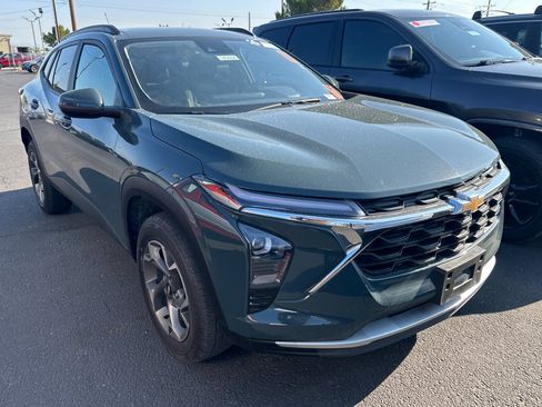 Used 2025 Chevrolet Trax LT FWD image 2