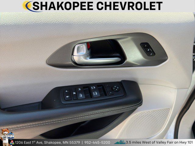 Used 2024 Chrysler Pacifica Touring-L FWD image 7
