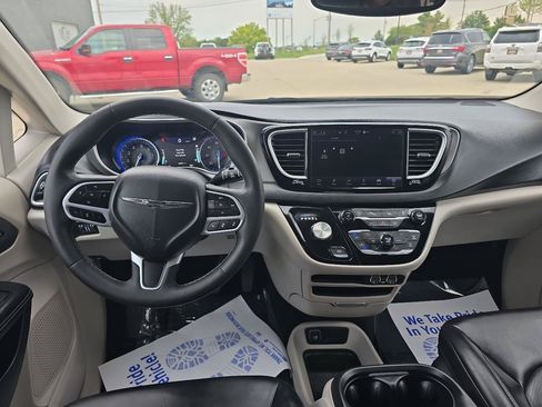 Used 2023 Chrysler Pacifica Touring-L FWD image 17