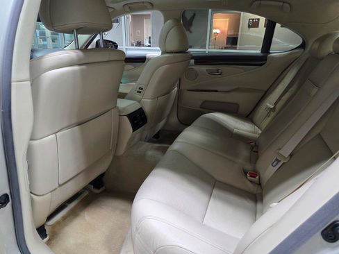 Used 2013 Lexus LS 460 w/ Comfort Pkg RWD image 18
