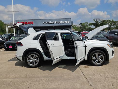Used 2024 Volkswagen Atlas Cross Sport SEL R-Line AWD/4WD image 10