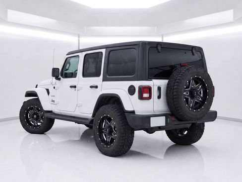 Used 2019 Jeep Wrangler Unlimited Sahara AWD/4WD image 3