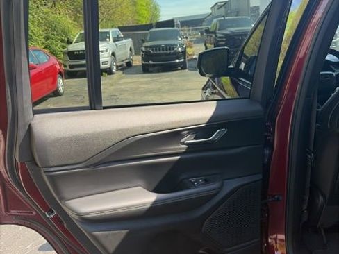 Used 2024 Jeep Grand Cherokee Altitude image 27