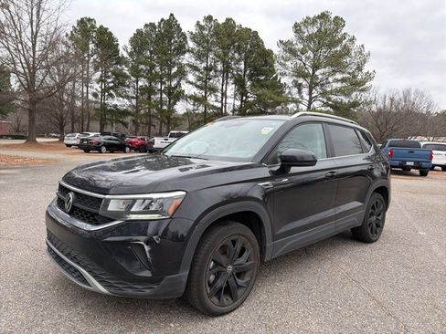 Used 2022 Volkswagen Taos SE image 2