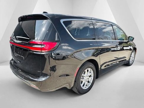 Used 2024 Chrysler Pacifica Touring-L FWD image 7