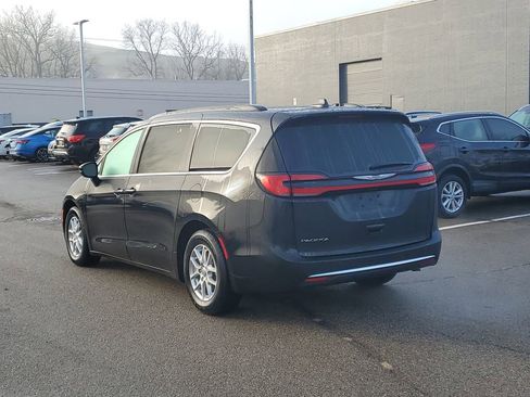 Used 2022 Chrysler Pacifica Touring-L image 3