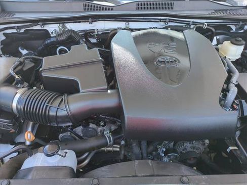 Certified 2022 Toyota Tacoma SR5 AWD/4WD image 22