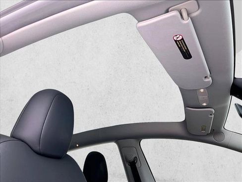 Used 2025 Tesla Model Y Long Range RWD image 17