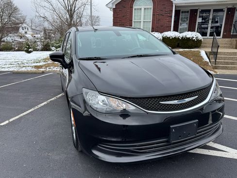 Used 2018 Chrysler Pacifica LX image 16