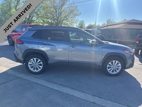 Used 2024 Toyota Corolla Cross LE w/ Moonroof Package image 4