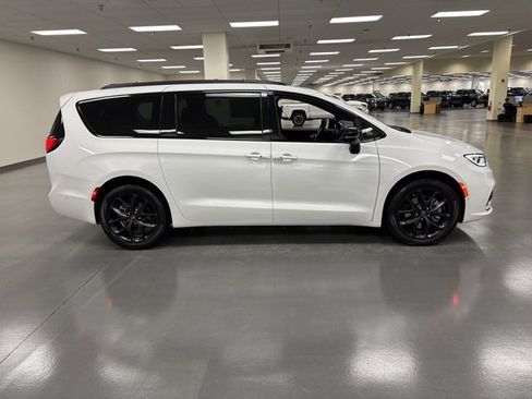 Used 2025 Chrysler Pacifica Limited image 8