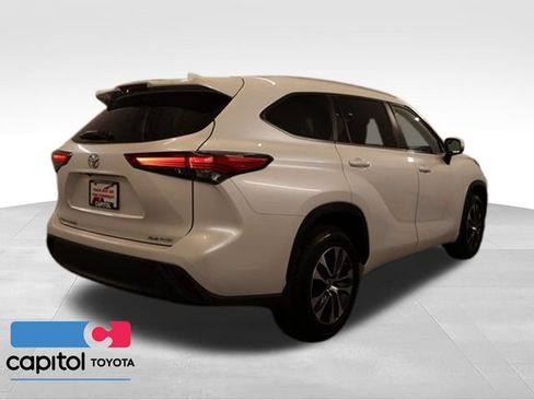 Used 2023 Toyota Highlander XLE AWD/4WD image 2