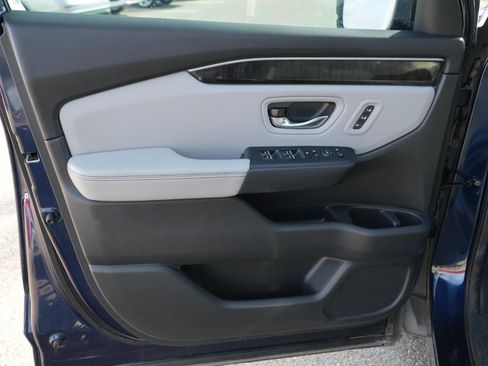Used 2025 Honda Pilot Elite image 11