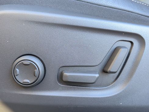 Used 2025 Volvo XC40 B5 Core image 31