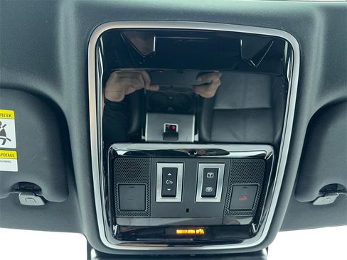 Used 2025 Land Rover Range Rover Velar Dynamic SE image 33