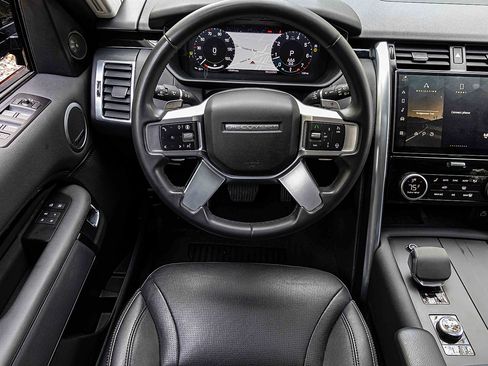 Used 2024 Land Rover Discovery S image 17