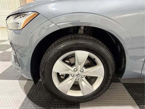 Used 2022 Volvo XC60 B5 Momentum image 11