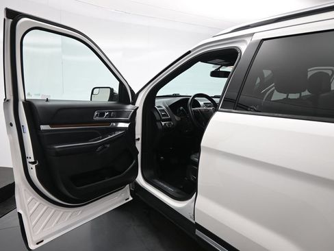 Certified 2017 Ford Explorer Limited FWD image 9