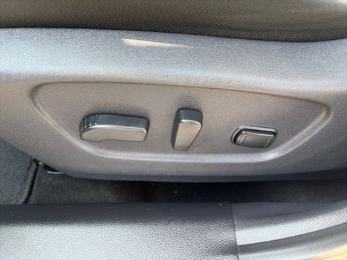 Used 2018 Nissan Rogue SV AWD/4WD image 13