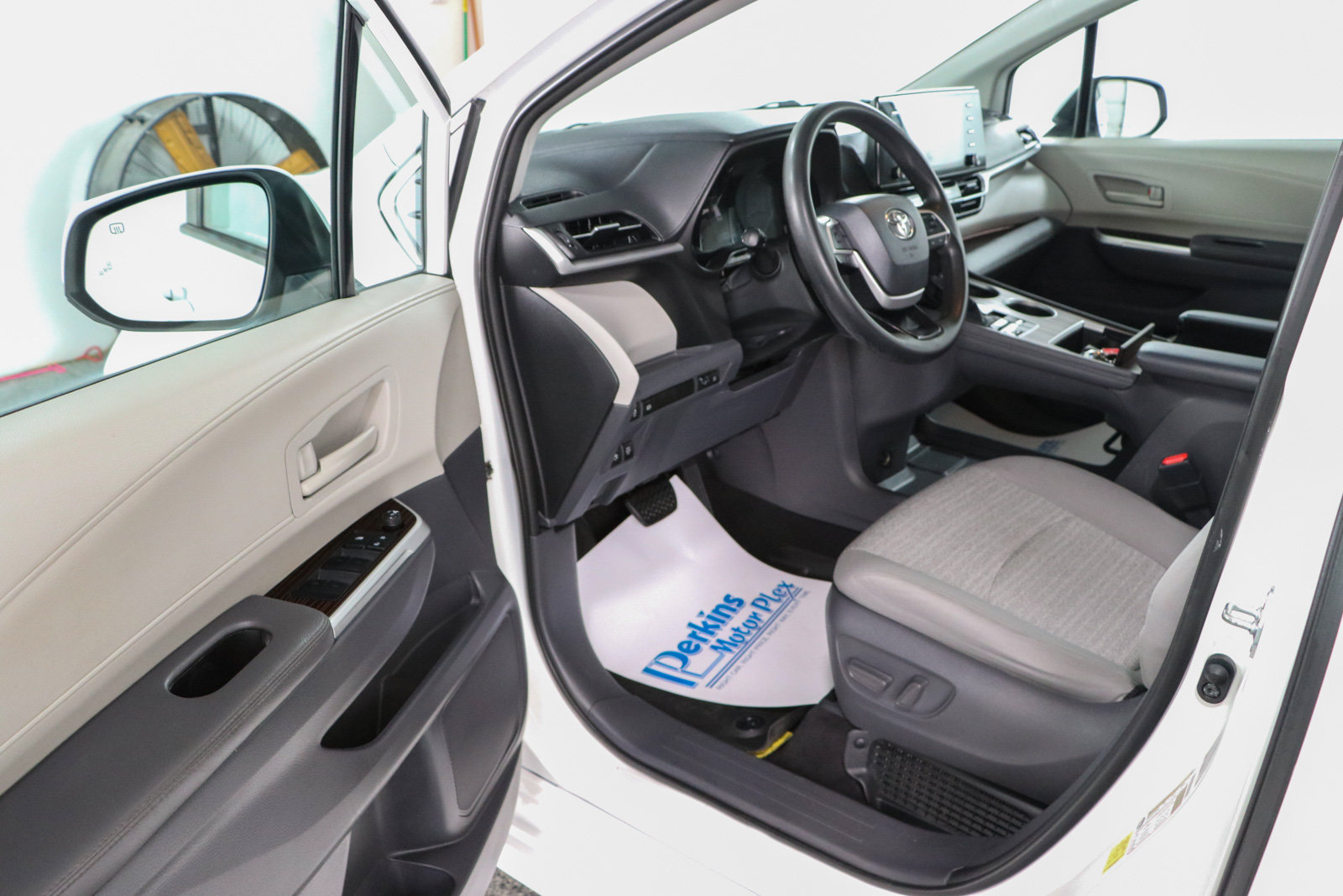 Used 2021 Toyota Sienna LE w/ LE Plus Package FWD image 3