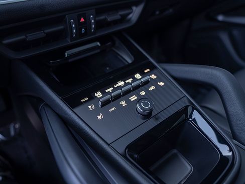 Certified 2025 Porsche Cayenne E-Hybrid Coupe AWD/4WD image 15