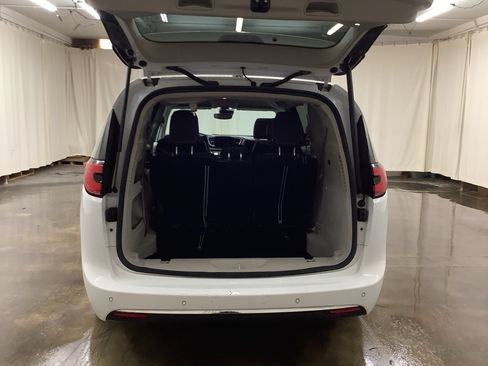 Used 2023 Chrysler Pacifica Touring-L FWD image 8