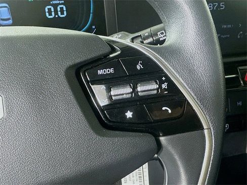 Used 2024 Kia Niro LX image 8