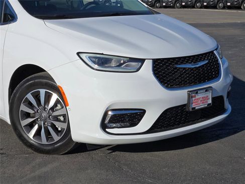 Used 2023 Chrysler Pacifica Limited w/ Uconnect Theater Family Group image 2