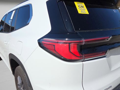 Used 2025 GMC Acadia Elevation image 21