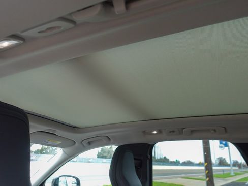 Used 2023 Volvo XC60 B5 Plus image 23