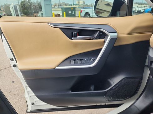 Used 2019 Toyota RAV4 Limited image 17