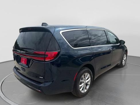 Used 2025 Chrysler Pacifica Select AWD/4WD image 8