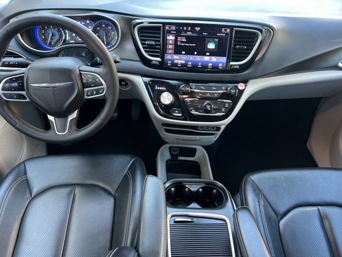 Used 2024 Chrysler Pacifica Touring-L FWD image 15