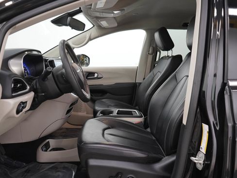 Used 2023 Chrysler Pacifica Touring-L FWD image 25