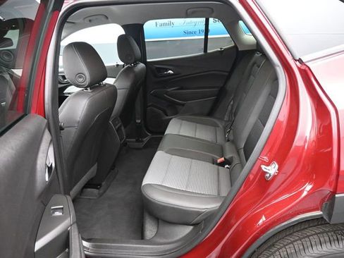 Used 2025 Chevrolet Trax LT w/ LT Convenience Package image 9