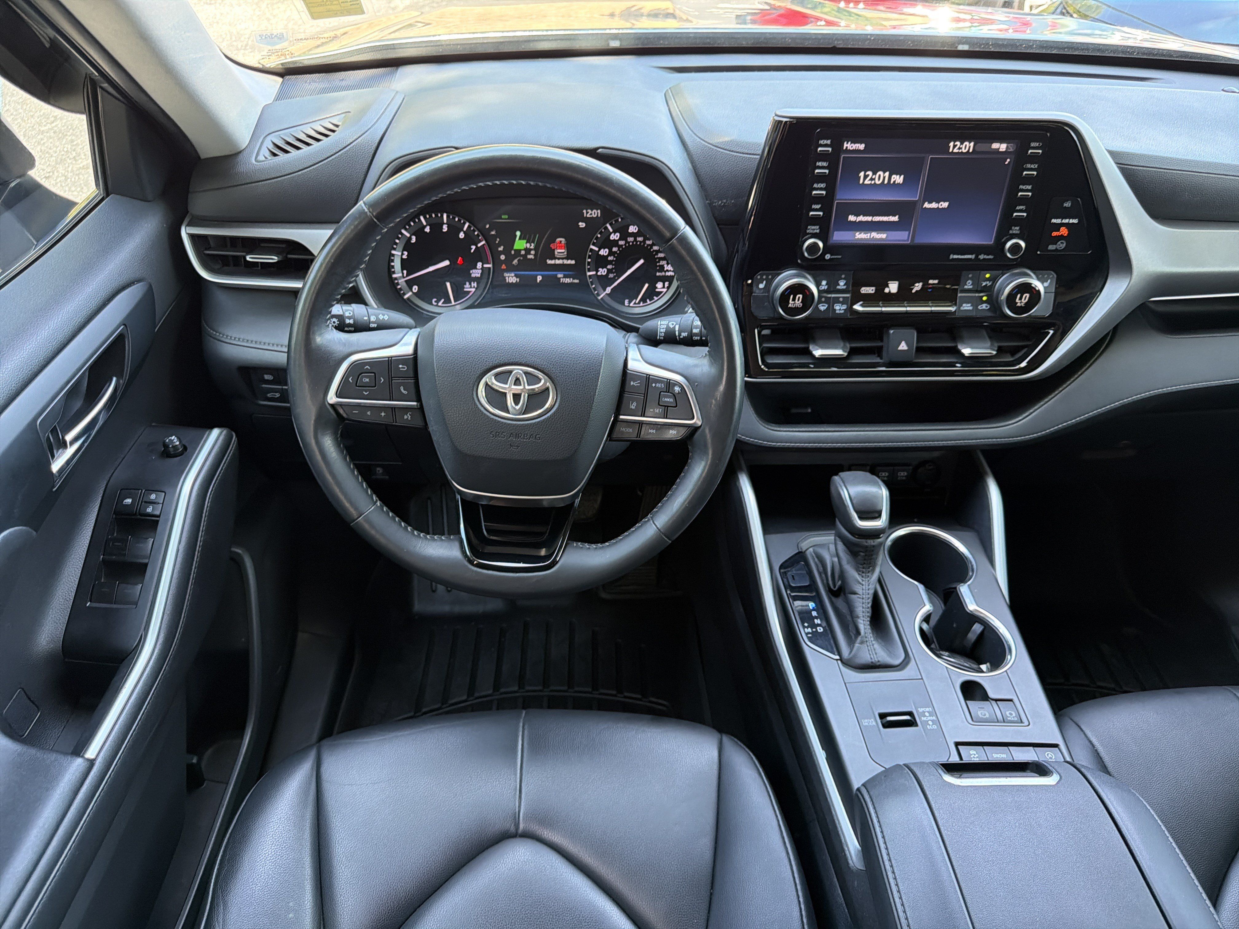Used 2020 Toyota Highlander XLE FWD image 24